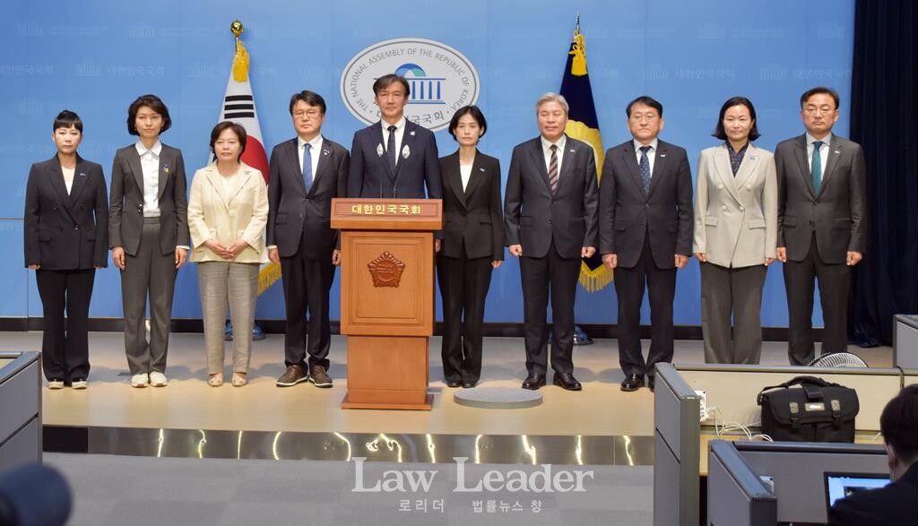 비례대표로 국회의원을 배출한 조국혁신당. 왼쪽부터 김재원 , 강경숙, 정춘생, 황운하, 조국, 박은정, 서왕진, 차규근, 이해민, 신장식