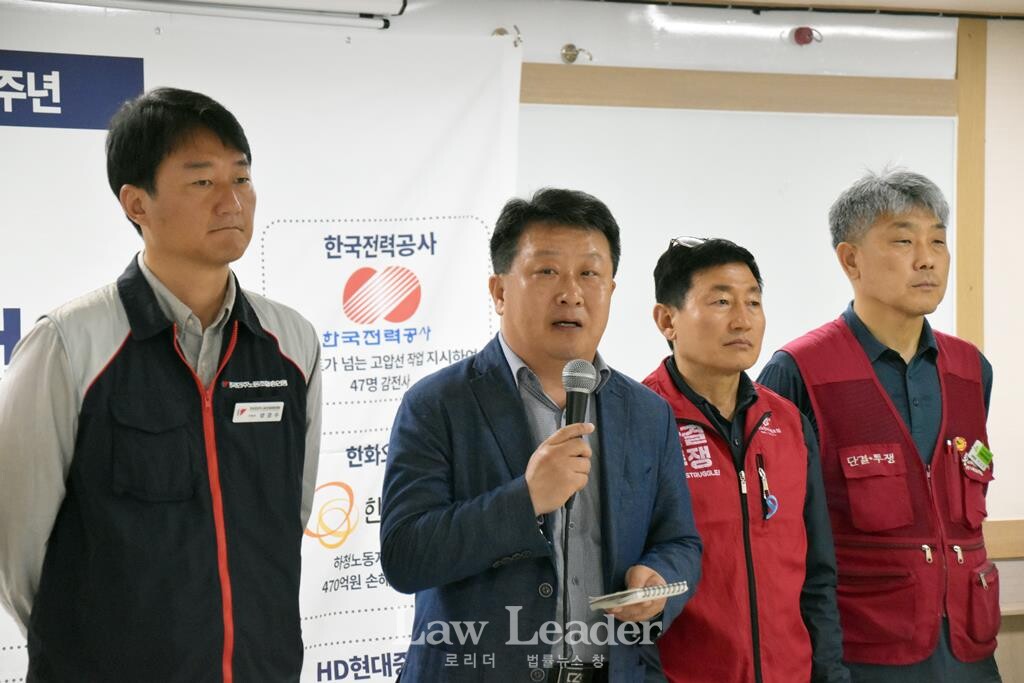 왼쪽부터 양경수 민주노총 위원장, 강규혁 매일노동뉴스 대표, 우다야 라이 이주노조 위원장, 이승우 건설산업연맹 전국플랜트건설노조 노동안전보건실장