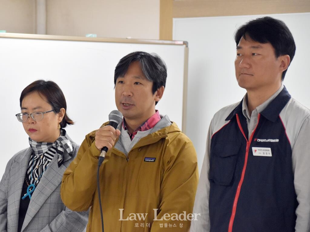 왼쪽부터 아리셀 중대재해참사 유가족협의회 여국화 씨, 이상윤 노동건강연대 공동대표, 양경수 민주노총 위원장