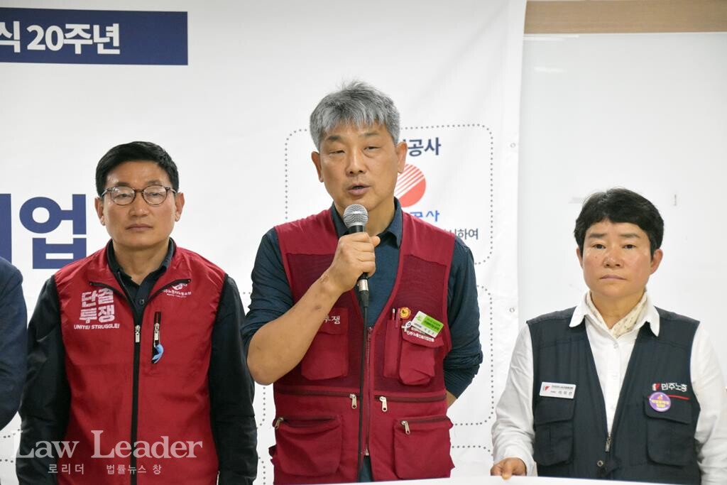 왼쪽부터 우다야 라이 이주노동자노조 위원장, 이승우 건설산업연맹 전국플랜트건설노동조합 노동안전보건실장, 이미선 민주노총 부위원장