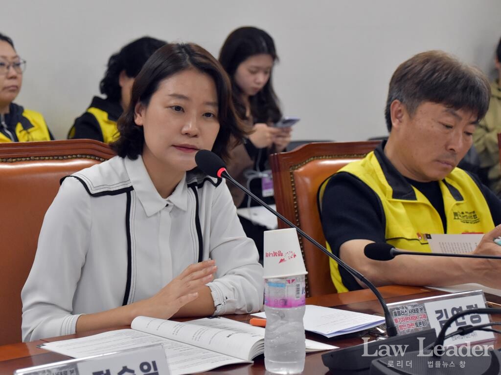 민주사회를 위한 변호사모임(민변)에서 활동하는 김연정 변호사, 강우철 서비스연맹 마트산업노동조합 위원장