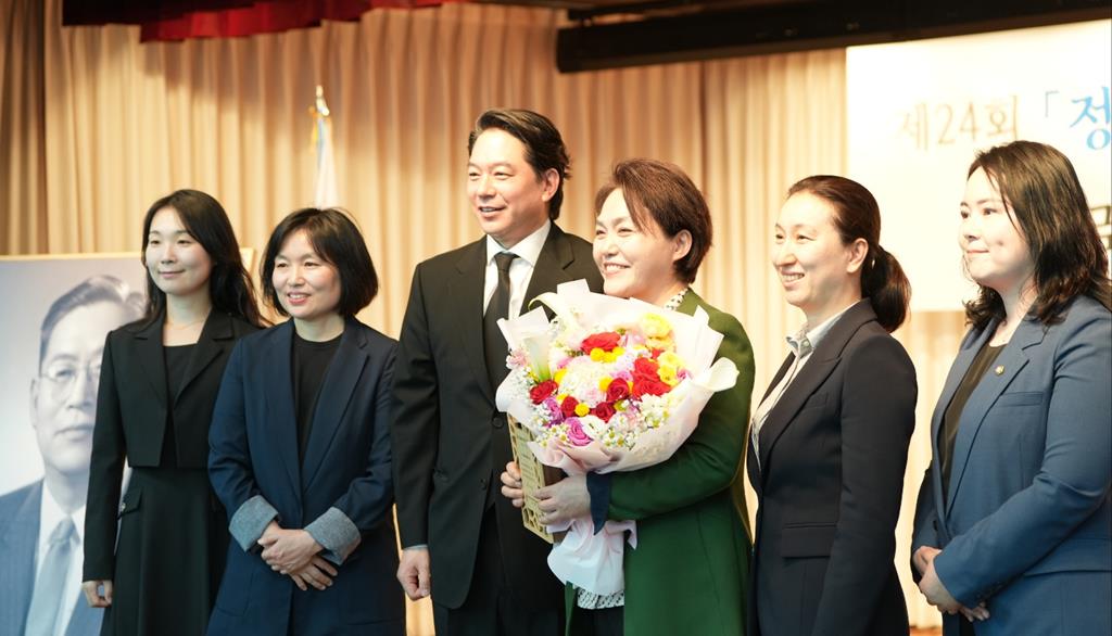 정일형ㆍ이태영 박사 기념사업회 정호준 이사장과 한국여성변호사회 왕미양 회장 등 집행부 기념촬영.