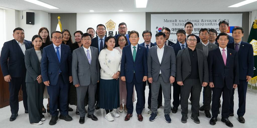 대한법무사협회 이강천 협회장(사진 가운데)과 몽골 마그나이바야르 문흐다바 고등법원장(사진 가운데 오른쪽)을 비롯한 몽골 대법원 연수단, 협회 임원진이 25일 간담회를 마친 뒤 단체 기념촬영을 하고 있다.