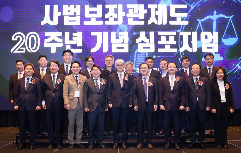 앞줄 좌측이 이강천 대한법무사협회장, 가운데가 천대엽 법원행정처장 / 사진=대한법무사협회