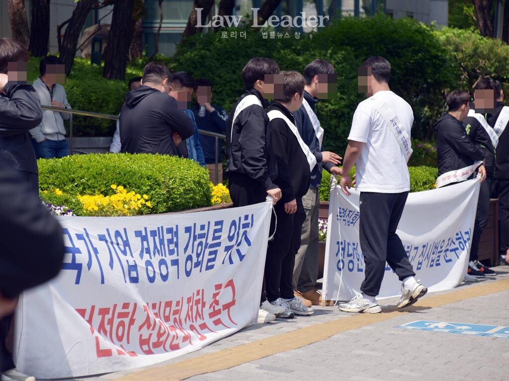 현대차 본사 정문 앞에서 소위 ‘알박기’ 집회가 진행되고 있었다.