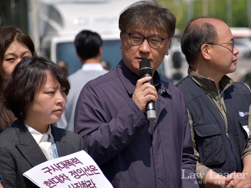 김상은 변호사(민변 노동위원회). 왼쪽에 이상현 녹색당 대표