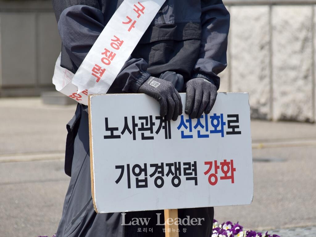 현대차 본사 정문 앞에서 소위 ‘알박기’ 집회가 진행되고 있었다.