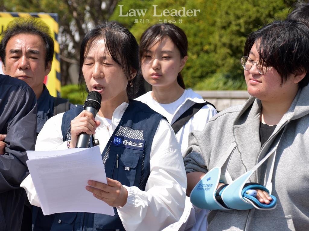 이수기업 해고 당사자인 금속노조 현대자동차비정규직지회 안미숙 조합원과 구사대로부터 폭행을 당해 부상을 입은 연대 시민