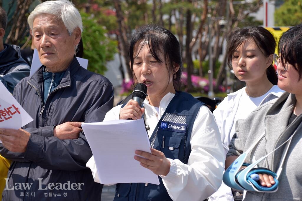 김세균 백기완노나메기재단 고문(서울대 명예교수), 이수기업 해고 당사자인 금속노조 현대자동차비정규직지회 안미숙 조합원과 구사대로부터 폭행을 당해 부상을 입은 연대 시민