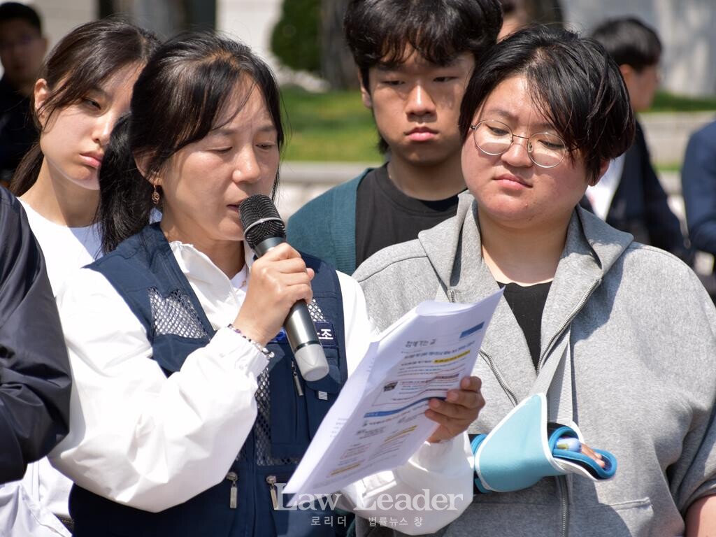 이수기업 해고 당사자인 금속노조 현대자동차비정규직지회 안미숙 조합원과 구사대로부터 폭행을 당해 부상을 입은 연대 시민