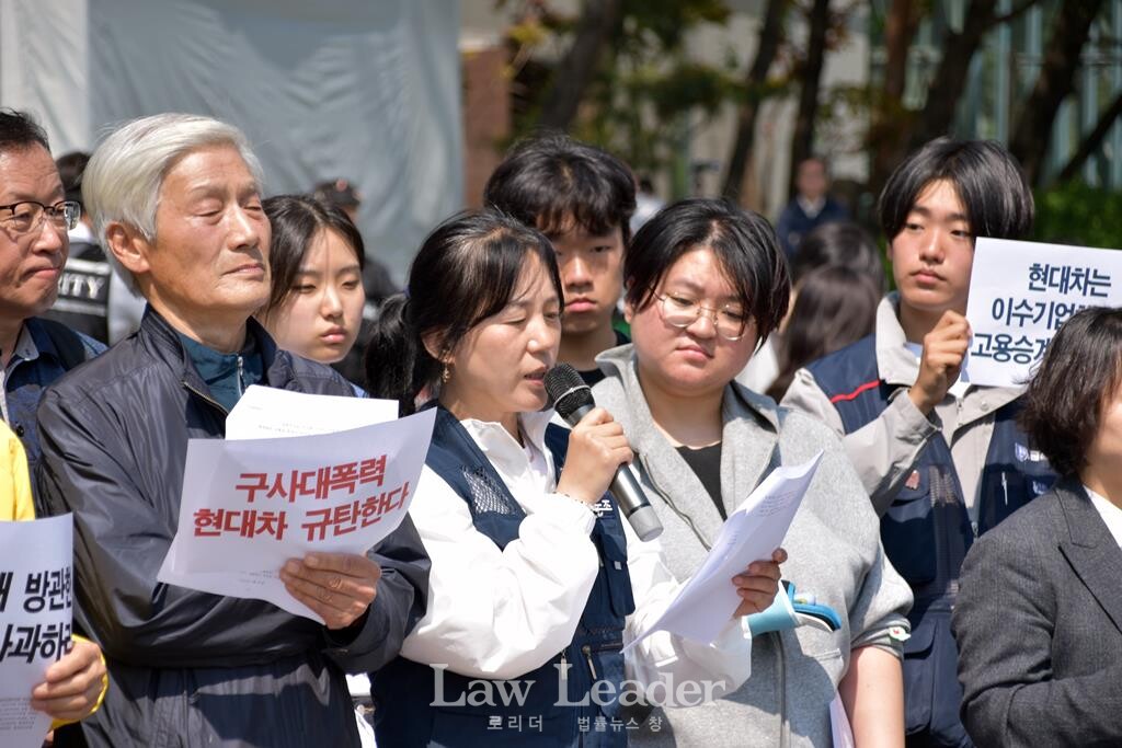 이수기업 해고 당사자인 금속노조 현대자동차비정규직지회 안미숙 조합원과 구사대로부터 폭행을 당해 부상을 입은 연대 시민, 그리고 기자회견에 참가한 연대자들.