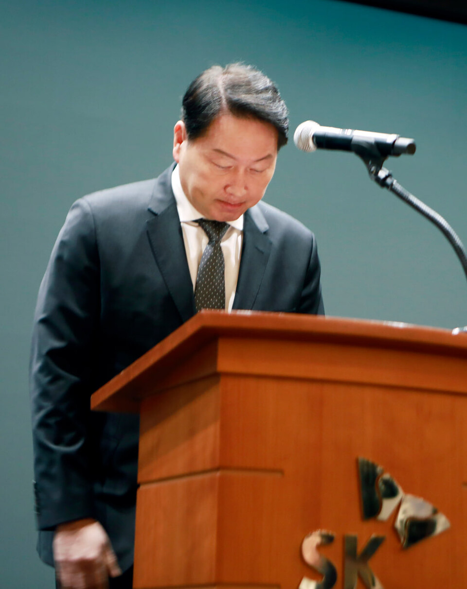 최태원 SK그룹 회장이 7일 서울 중구 을지로 SK텔레콤 사옥에서 열린 SKT 사이버 침해 사고 관련 데일리 브리핑에 참석해 대국민 사과를 하고 있다. / 사진=SK 