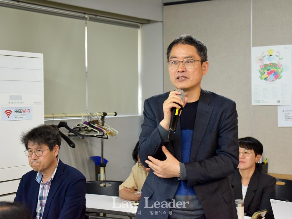 민주사회를 위한 변호사모임(민변) 윤복남 회장. 왼쪽에 진영종 참여연대 공동대표