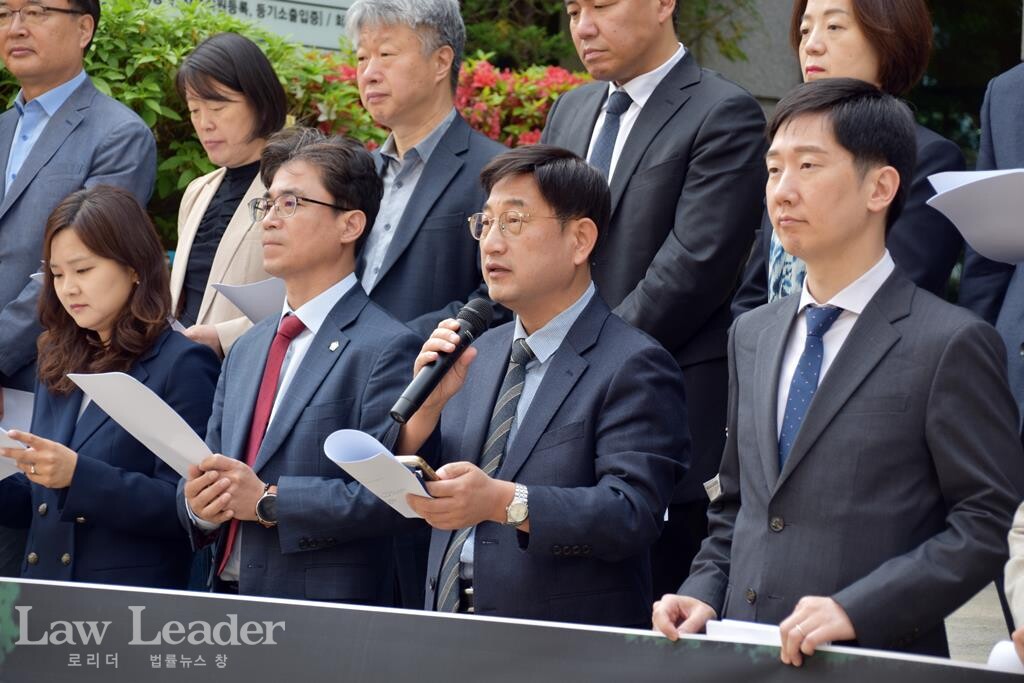 ‘사법쿠데타 저지 변호사단’ 단장인 강문대 변호사가 인사말을 하고 있다. 
