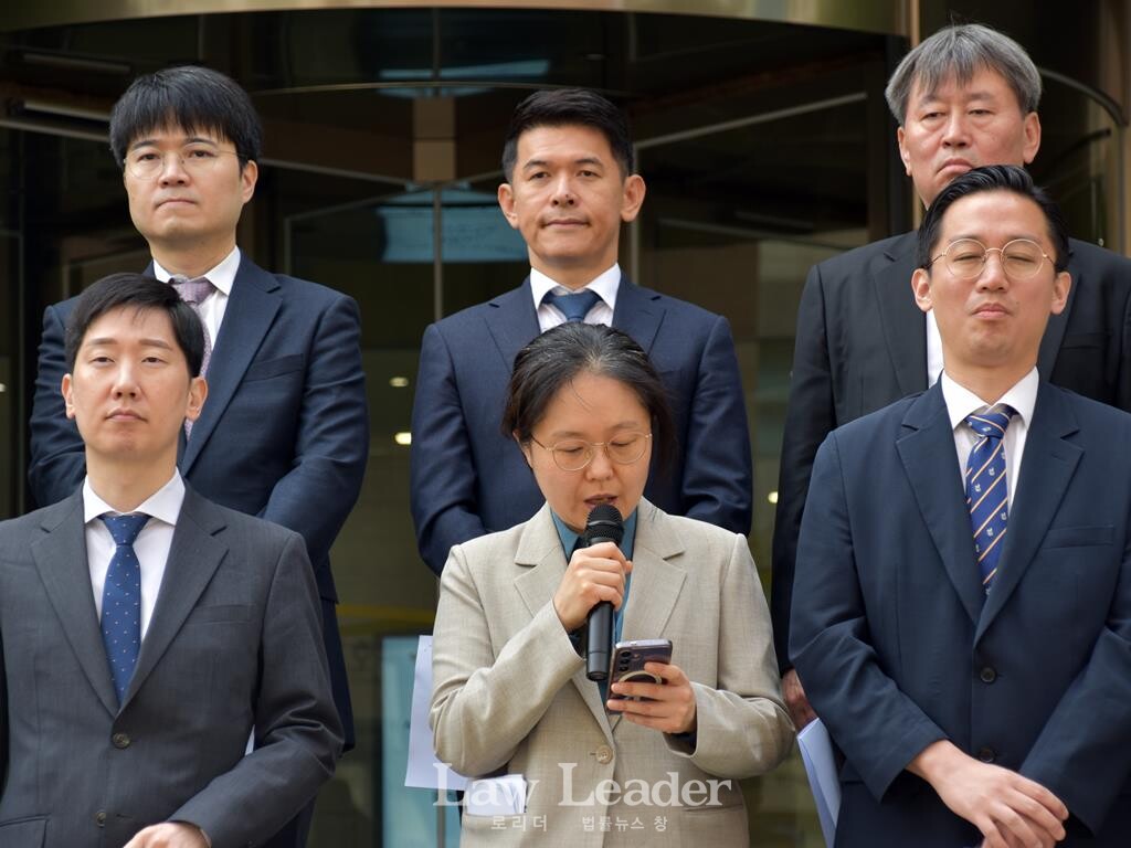 신윤경 변호사(앞줄 가운데)가 발언하고 있다.