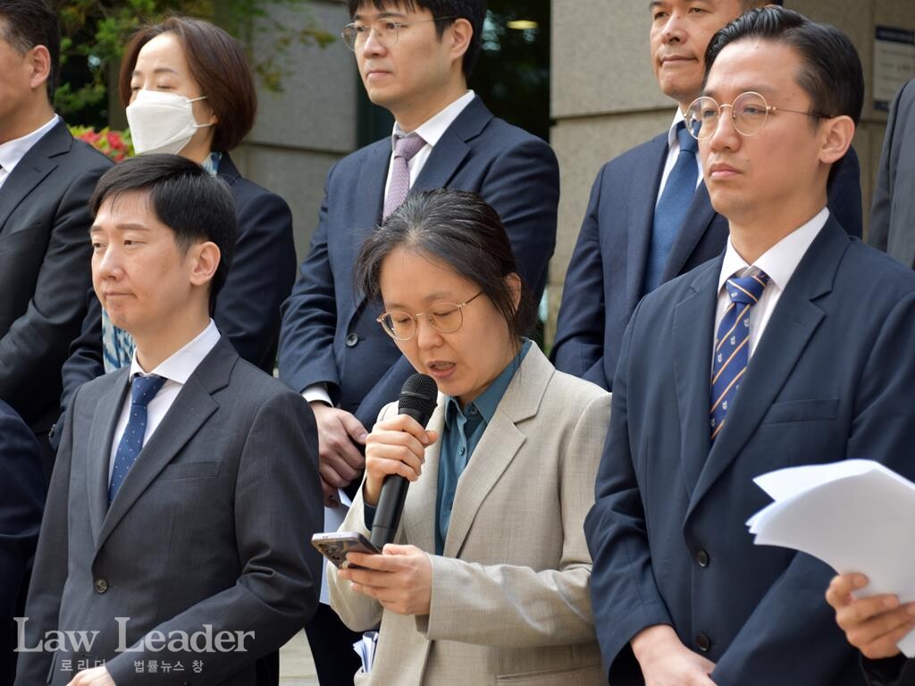 신윤경 변호사(앞줄 가운데)가 발언하고 있다.