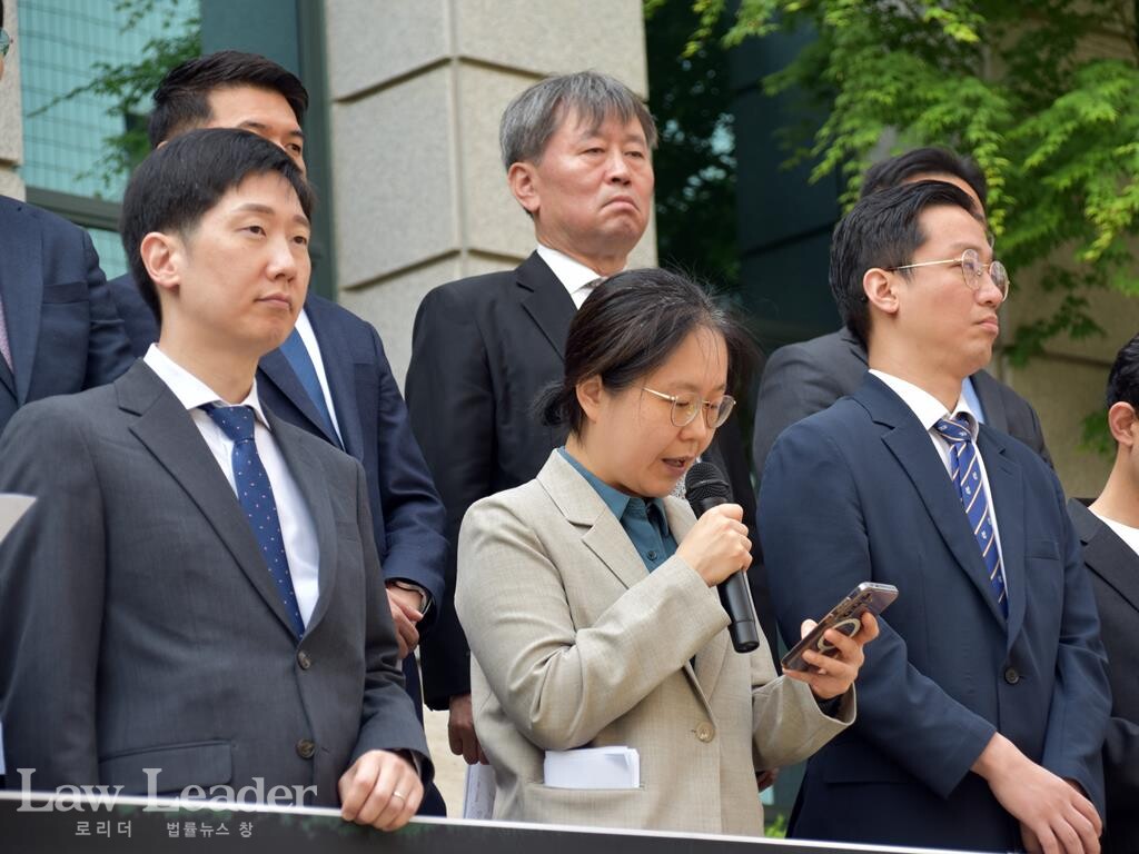 신윤경 변호사(앞줄 가운데)가 발언하고 있다.