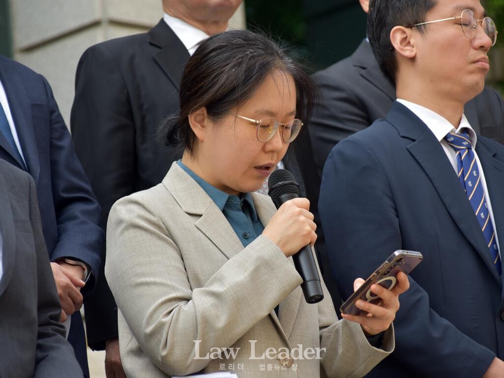 신윤경 변호사가 발언하고 있다.