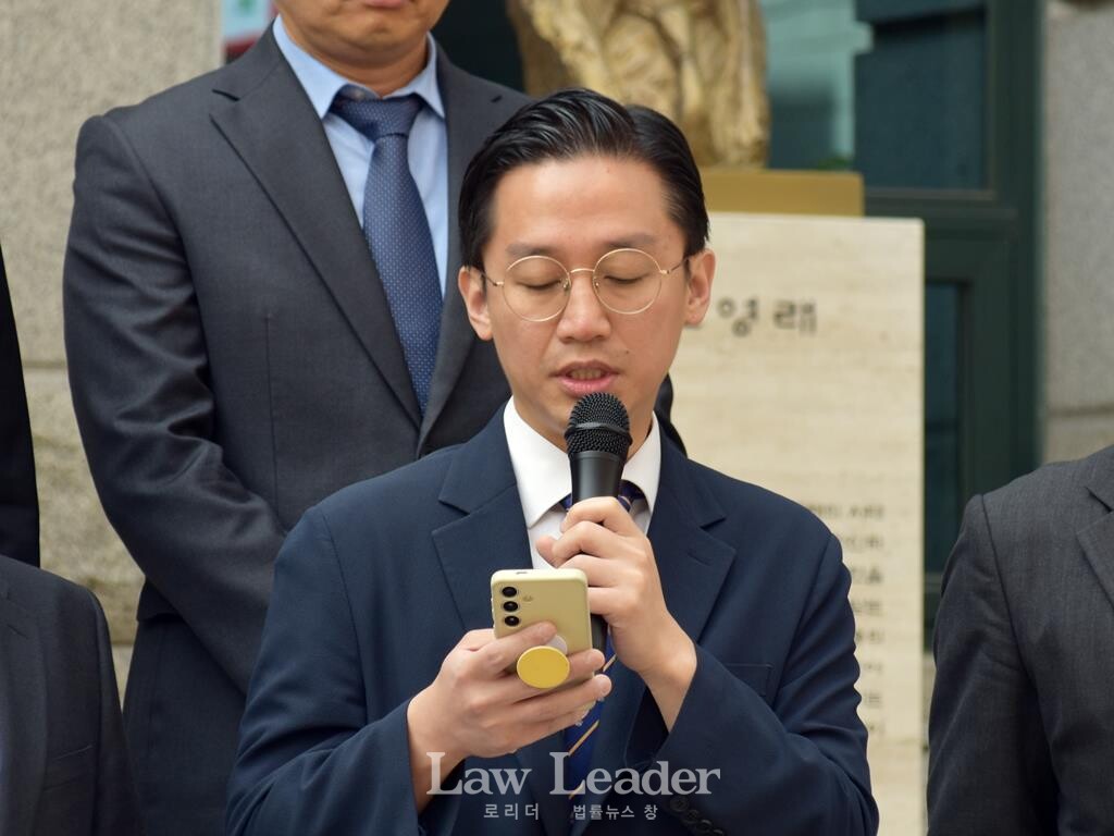 손익찬 변호사가 조희대 대법원장의 직권남용 권리행사 방해 공수처 고발 요지를 설명하고 있다.