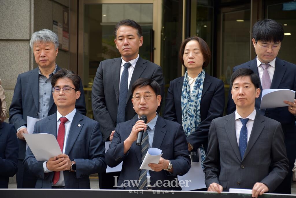 ‘사법쿠데타 저지 변호사단’ 출범식에서 강문대 변호사가 발언하고 있다.