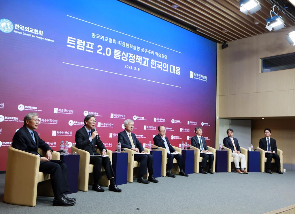 ﻿9일 최종현학술원이 한국외교협회와 함께 서울 강남구 한국고등교육재단 빌딩에서 개최한 ‘트럼프 2.0 통상정책과 한국의 대응’ 포럼에서 한동만 전 주필리핀대사, 김창범 한국경제인협회 상근부회장, 이태호 전 외교부 제2차관(現 법무법인 광장 고문), 윤강현 전 주이란대사(現 법무법인 세종 고문), 이재민 서울대 법학전문대학원 교수, 김동조 현대자동차 상무, 양서진 SK하이닉스 부사장(왼쪽부터)이 토론하고 있다.