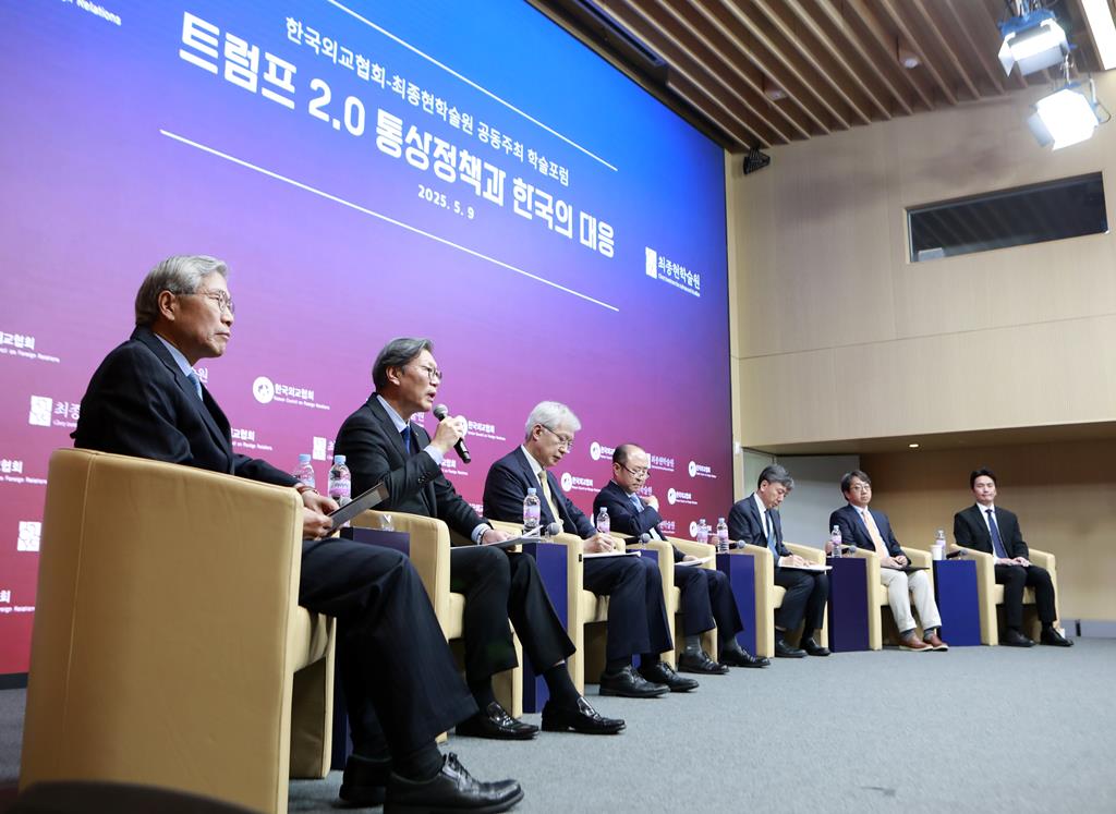 ﻿9일 최종현학술원이 한국외교협회와 함께 서울 강남구 한국고등교육재단 빌딩에서 개최한 ‘트럼프 2.0 통상정책과 한국의 대응’ 포럼에서 한동만 전 주필리핀대사, 김창범 한국경제인협회 상근부회장, 이태호 전 외교부 제2차관(現 법무법인 광장 고문), 윤강현 전 주이란대사(現 법무법인 세종 고문), 이재민 서울대 법학전문대학원 교수, 김동조 현대자동차 상무, 양서진 SK하이닉스 부사장(왼쪽부터)이 토론하고 있다