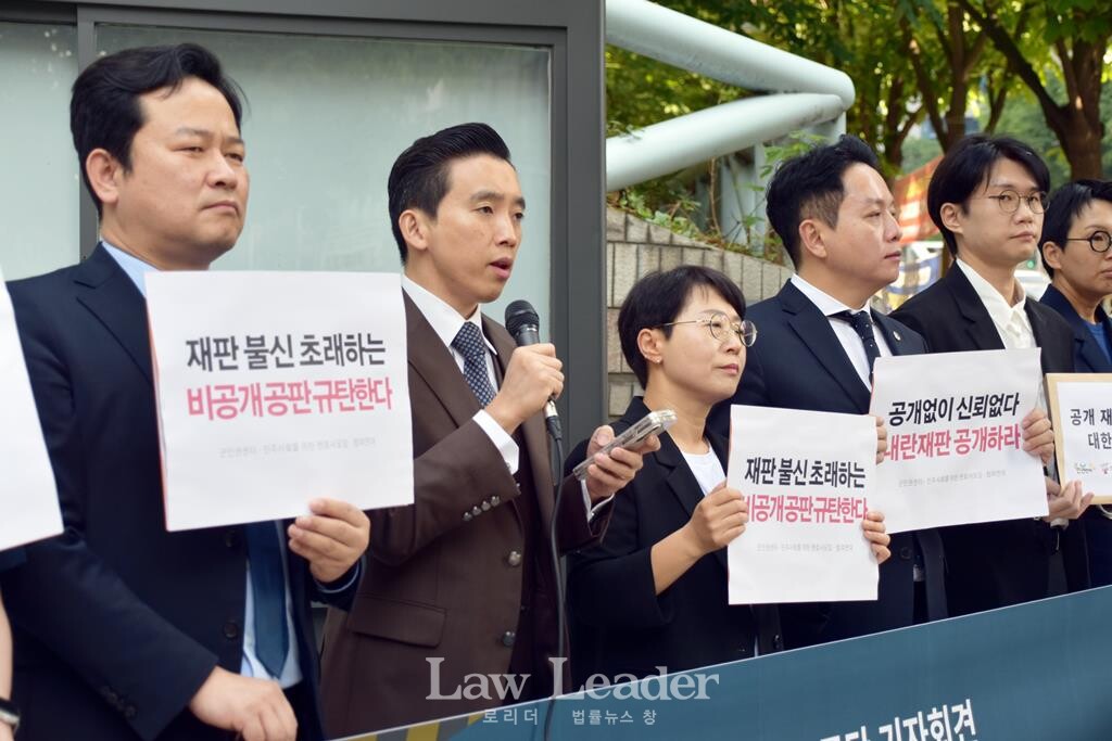 왼쪽부터 최보민 참여연대 간사, 조지훈 민변 사무총장, 최용문 참여연대 행정감시센터 소장(변호사), 이지현 참여연대 사무처장, 임태훈 군인권센터 소장, 이창민 민변 사법센터 검경개혁소장