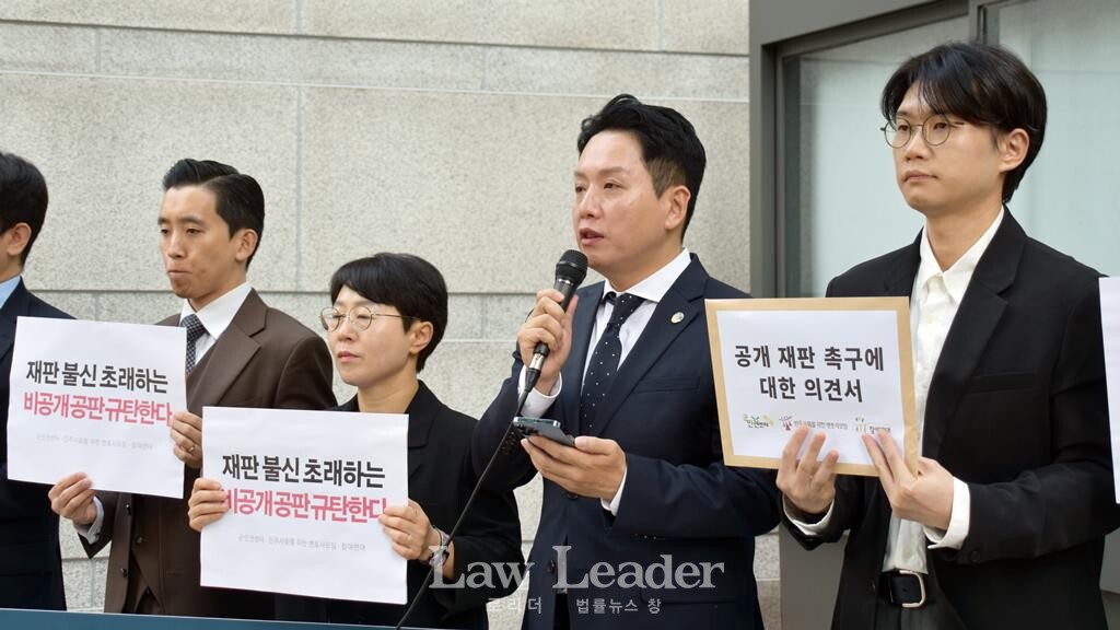 왼쪽부터 최용문 참여연대 행정감시센터 소장, 이지현 참여연대 사무처장, 임태훈 군인권센터 소장, 이창민 민변 사법센터 검경개혁소위원장