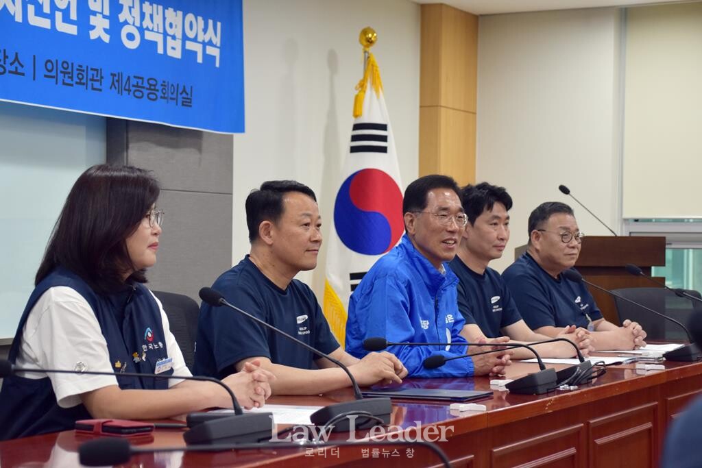 삼성그룹노조연대, 이재명 더불어민주당 대선 후보 지지선언 및 정책협약식에서 한국노총 위원장 출신인 김주영 국회의원이 발언하고 있다.