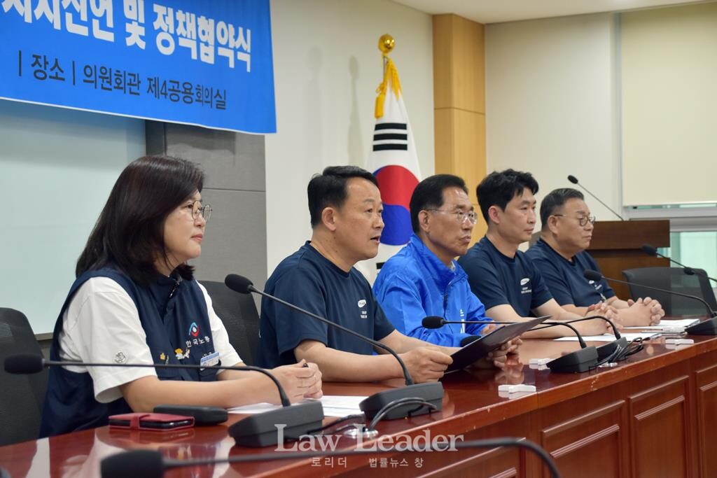 삼성그룹노조연대, 이재명 더불어민주당 대선 후보 지지선언 및 정책협약식에서 오상훈 삼성노조연대 의장이 발언하고 있다.