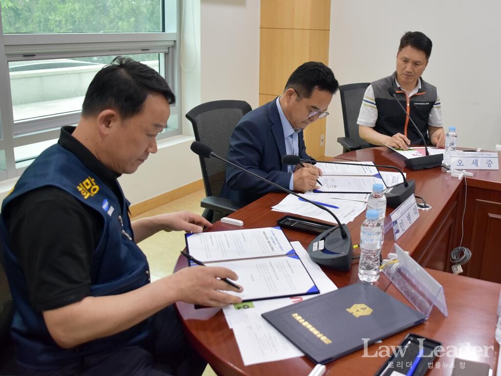 오상훈ㆍ오세중 보험영업인노동자연대 공동의장과 민병덕 더불어민주당 을지로위원장이 정책협약서에 서명하고 있다.