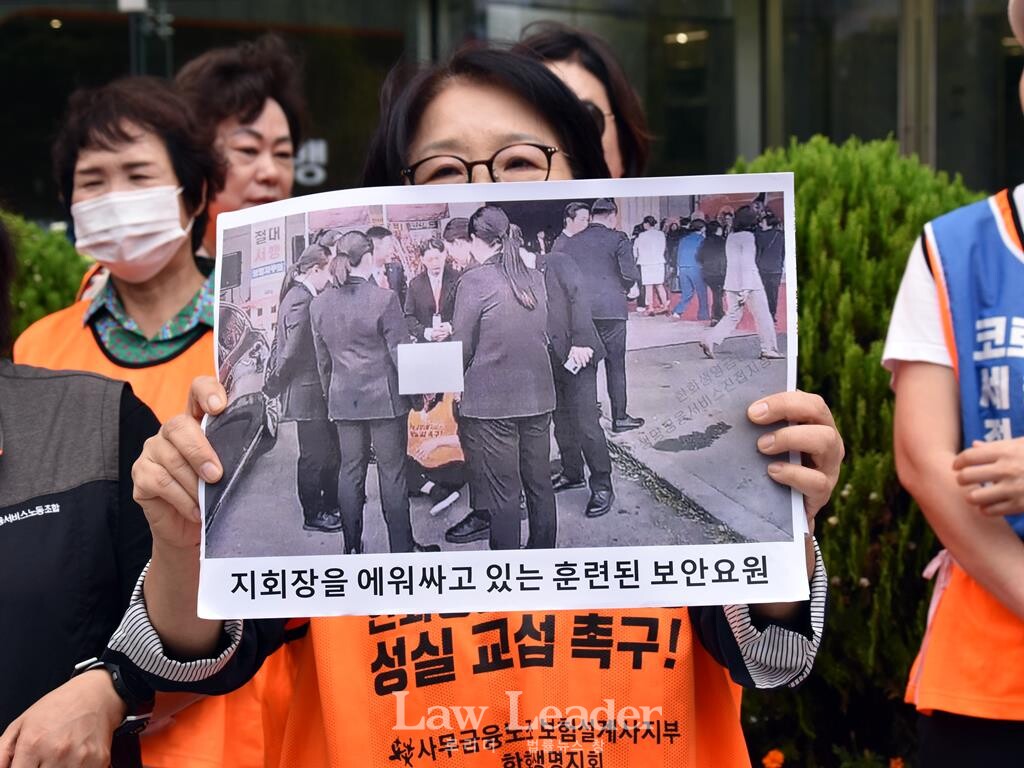 김갑선 한화생명지회 조직국장이 연도시상식 당시 찍힌 사진을 들고 서 있다. 흰 사각형에 얼굴이 가려진 사람이 김태은 지회장.