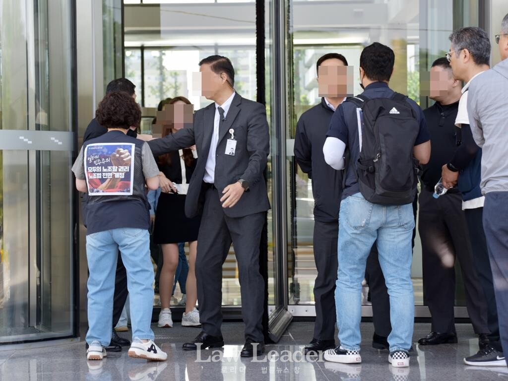 LG트윈타워 보안요원들이 LG전자 및 자회사 노동조합원들의 화장실 출입을 저지하고 있다.