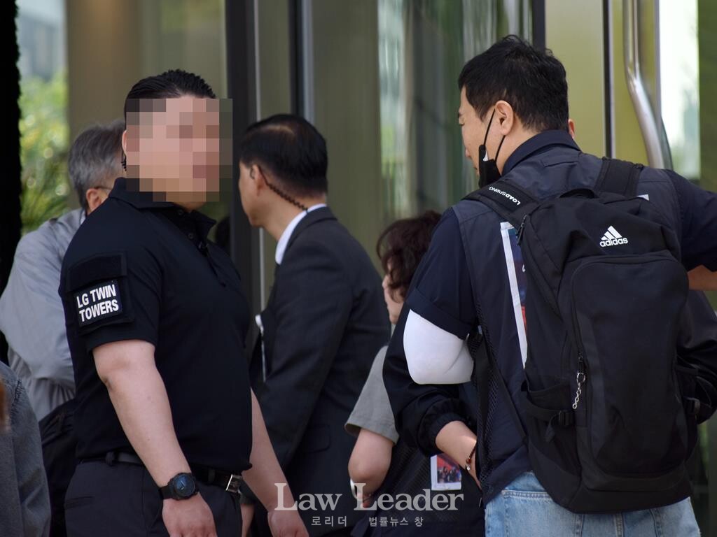 LG트윈타워 보안요원들이 LG전자 및 자회사 노동조합원들의 화장실 출입을 저지하는 과정에서 실랑이가 벌어졌다.