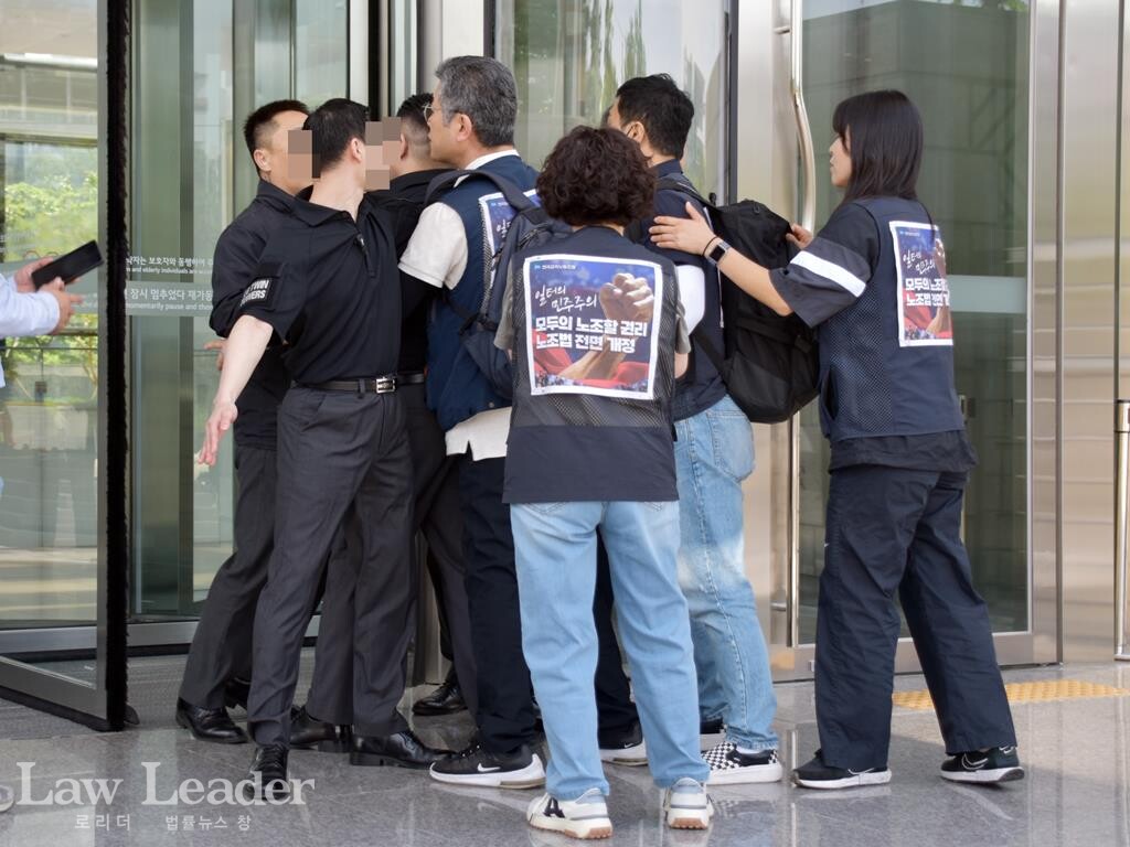 LG트윈타워 보안요원들이 LG전자 및 자회사 노동조합원들의 화장실 출입을 저지하고 있다.