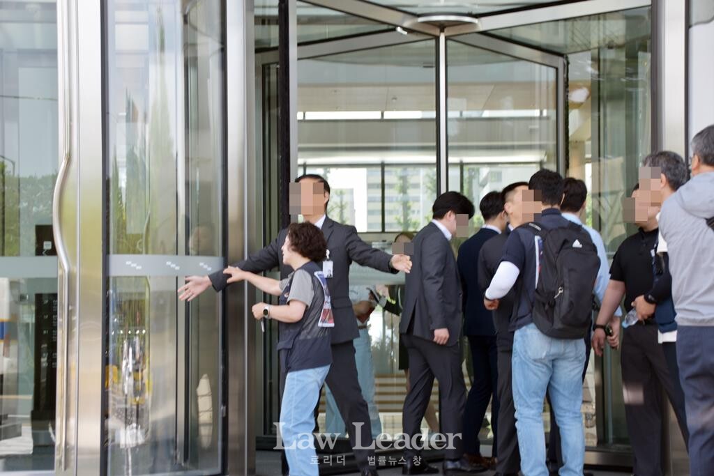 LG트윈타워 보안요원들이 LG전자 및 자회사 노동조합원들의 화장실 출입을 저지하고 있다.