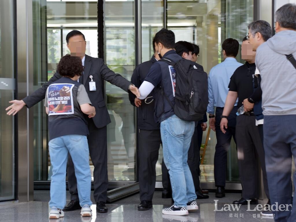 LG트윈타워 보안요원들이 LG전자 및 자회사 노동조합원들의 화장실 출입을 저지하고 있다.