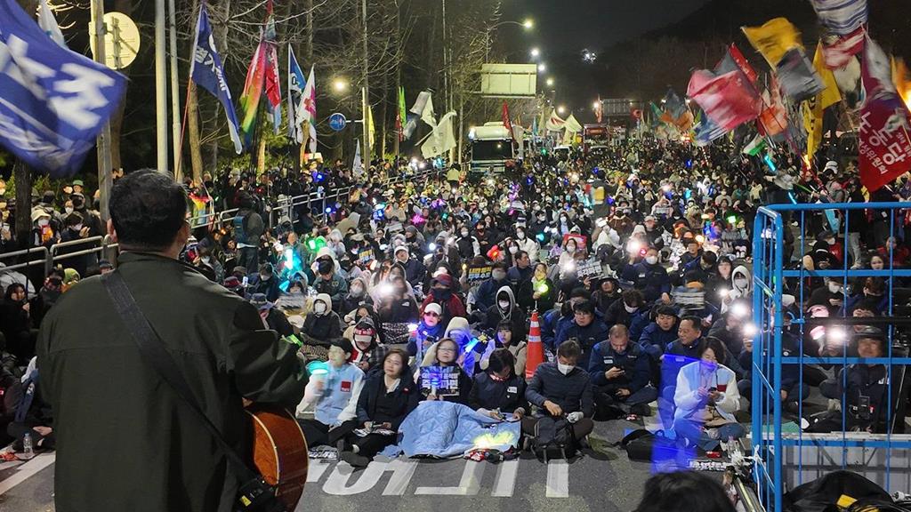 남태령을 넘어 서울에 상경한 전봉준투쟁단과 연대하는 시민들의 집회(사진=비상행동)