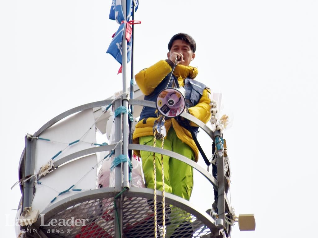 김형수 거제통영고성조선하청지회장이 확성기를 들고 발언하고 있다.