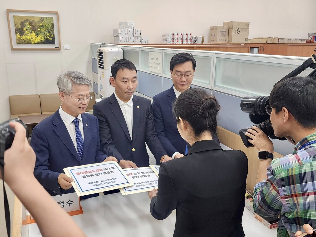 민형배, 김용민, 장경태 의원이 검찰개혁 법안을 국회에 제출하고 있다 / 사진=김용민 의원실