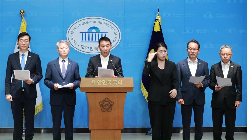 장경태, 민형배, 김용민, 강준현, 김문수 국회의원이 기자회견을 하고 있다 / 사진=김용민 의원실