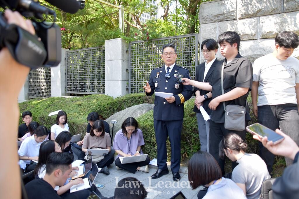 대검 앞에서 기자회견 하는 백해룡 경정