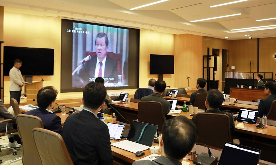2025 SK 경영전략회의에 참여한 SK 경영진이 최종현 선대회장의 육성을 들으며 SKMS 철학과 정신을 되새기고 있다.