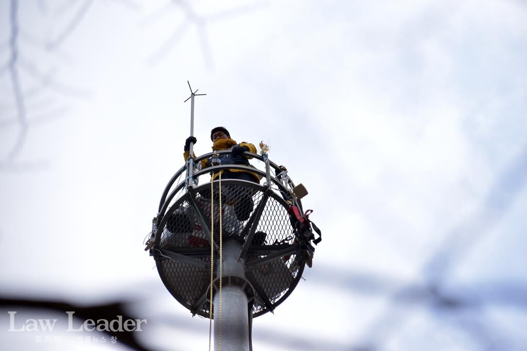 한화빌딩 철탑에서 고공농성하는 김형수 거통고지회장 