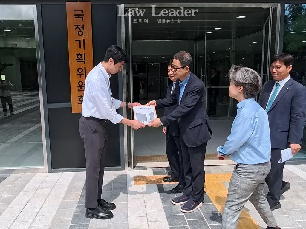 윤복남 민변 회장이 국정기획위원회에 30대 개혁과제를 전달했다.