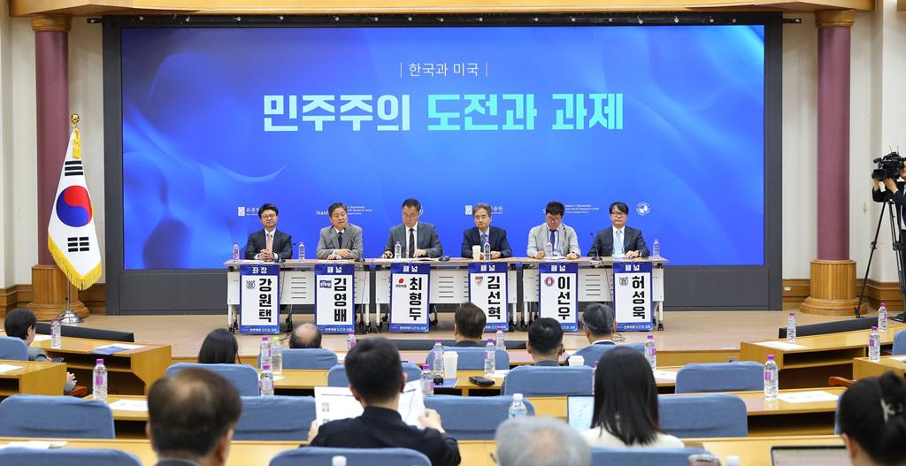 왼쪽부터 강원택 서울대 교수, 김영배 더불어민주당 의원, 최형두 국민의힘 의원, 김선혁 고려대 교수, 이선우 전북대 교수, 허성욱 서울대 교수. 