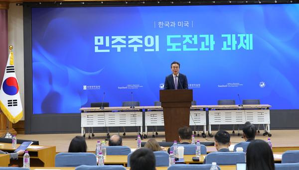 ‘민주주의미래포럼’에서 김유석 최종현학술원 대표가 개회사를 하고 있다. 