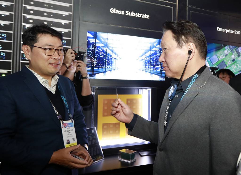 최태원 SK 회장이 지난 1월 미국 라스베이거스에서 열린 'CES 2025' 행사장에 마련된 SK 전시관에서 유리기판을 살펴보고 있다