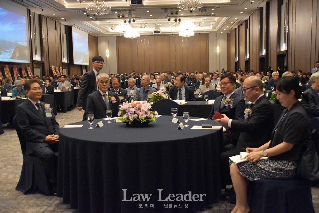 이강천 대한법무사협회장, 천대엽 법원행정처장, 김석우 법무부장관 대행(차관), 요시노리 일본사법서사회연합회장, 이나모토 노부히로 사법서사회연합회 전무이사