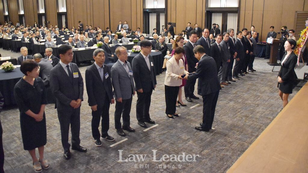 이강천 대한법무사협회장이 시상하고 있다.